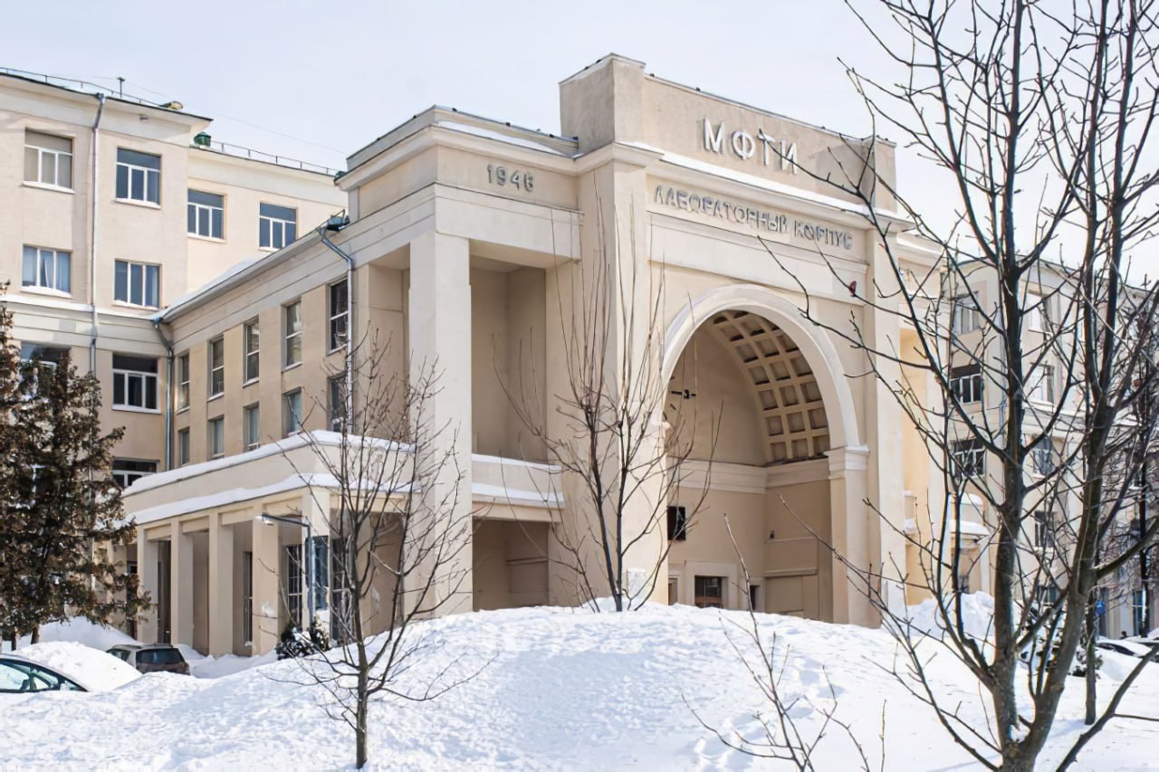 Подмосковный город Долгопрудный получил статус наукограда Долгопрудный один из крупнейших центров развития науки и современных технологий  Новый статус позволит городу получать федеральное финансирование на обеспечение работы и модернизацию научно производственных комплексов на реализацию стратегии социально экономического развития города Средства будут выделяться в рамках федерального проекта Поддержка наукоградов который является частью госпрограммы Научно технологическое развитие Российской Федерации Согласно действующему законодательству статус наукограда присваивается на 15 лет принятое решение будет действовать до 2041 года В Долгопрудном располагается Национальный исследовательский университет Московский физико технический институт В мае 2025 года по инициативе МФТИ Правительство утвердило решение о создании инновационного научно технологического центра Долина Физтеха Основными направлениями его деятельности станут разработки в сфере микроэлектроники развитие квантовых биомедицинских телекоммуникационных и аэрокосмических технологий исследования в области искусственного интеллекта робототехники и беспилотного транспорта Подписаться на Правительство России в MAX