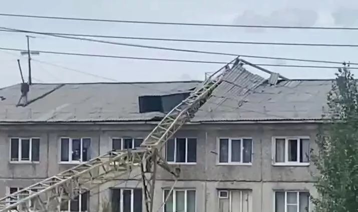 Подъемный кран упал на жилой многоквартирный дом в Улан-Удэ, пострадавших нет, сообщила прокуратура Бурятии / Все наши каналы