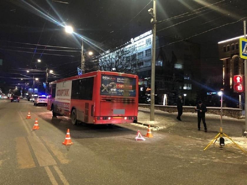 Прокуратура Ленинского района Кирова направила в суд уголовное дело против 43-летнего водителя автобуса маршрута №39. Его обвиняют в нарушении ПДД, которое привело к гибели пешехода. 13 февраля 2025 года на перекрёстке ул. Воровского и Карла Маркса водитель не уступил дорогу 62-летней женщине, совершив наезд. Пострадавшая скончалась. Дело рассмотрит Ленинский районный суд.