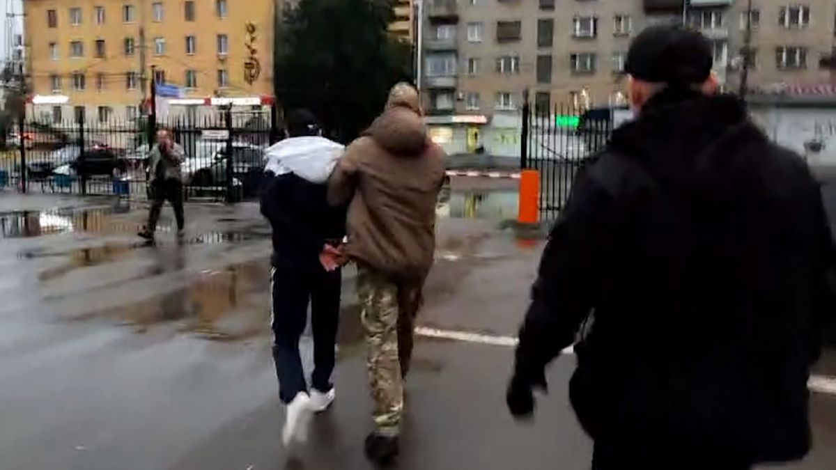 В Воронеже осудили 14 мигрантов, организовавших преступное сообщество для сбыта наркотиков Коминтерновский райсуд вынес приговор в отношении 14 подсудимых в возрасте от 20 лет до 31 года, граждан одной из республик Средней Азии, проживающих в разных регионах России. Все они обвинялись в незаконном сбыте наркотиков в составе организованного преступного сообщества на территории Воронежской и Орловской областей, а также Москвы. ↗ Прислать новость Подписаться