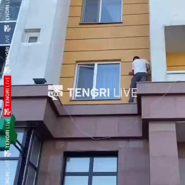 В Сочи местные жители спасли девушку, пытавшуюся совершить самоубийство с 12 этажа