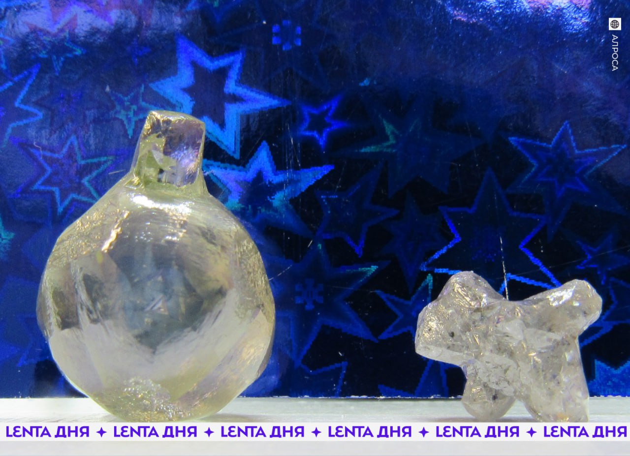 Алмазные ёлочные игрушки добыли в России Новогодние драгоценности обнаружили на месторождении Ломоносова в Архангельской области Первый алмаз весит около 17 карат а второй 2 7 Алмазодобытчики подметили что находки похожи на ёлочный шар и щенка если захотелось такую игрушку Подпишись на Ленту дня MAX ТГ