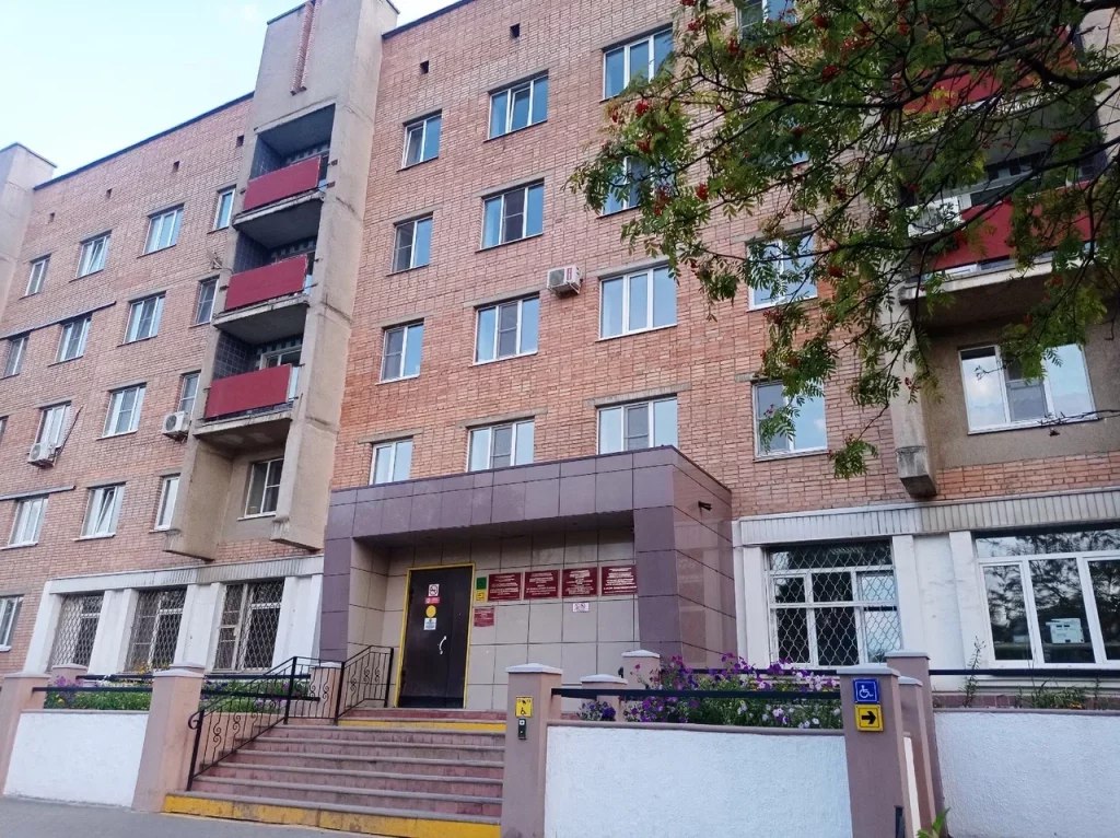 Врачи Рязанского кожно-венерологического диспансера провели приемы в отдаленных населенных пунктах региона Сотрудники областного кожвендиспансера побывали с плановыми выездами в Ермишинском, Клепиковском, Милославском, Рязанском, Спасском, Шиловском, Сараевском районах, а также в Сасовском округе. За время выездной работы медицинскую помощь получили 150 человек. В ходе выезда жителям отдаленных населенных пунктов были даны консультации специалистами диспансера. «Работа в районах Рязанской области проводится регулярно. Врачи дерматовенерологи диспансера осуществляют консультативные приемы, в том числе и пациентов со сложными случаями заболеваний кожи и инфекций передаваемых половым путем», – отметила главный врач диспансера Елена Большакова. Фото из архива РВ