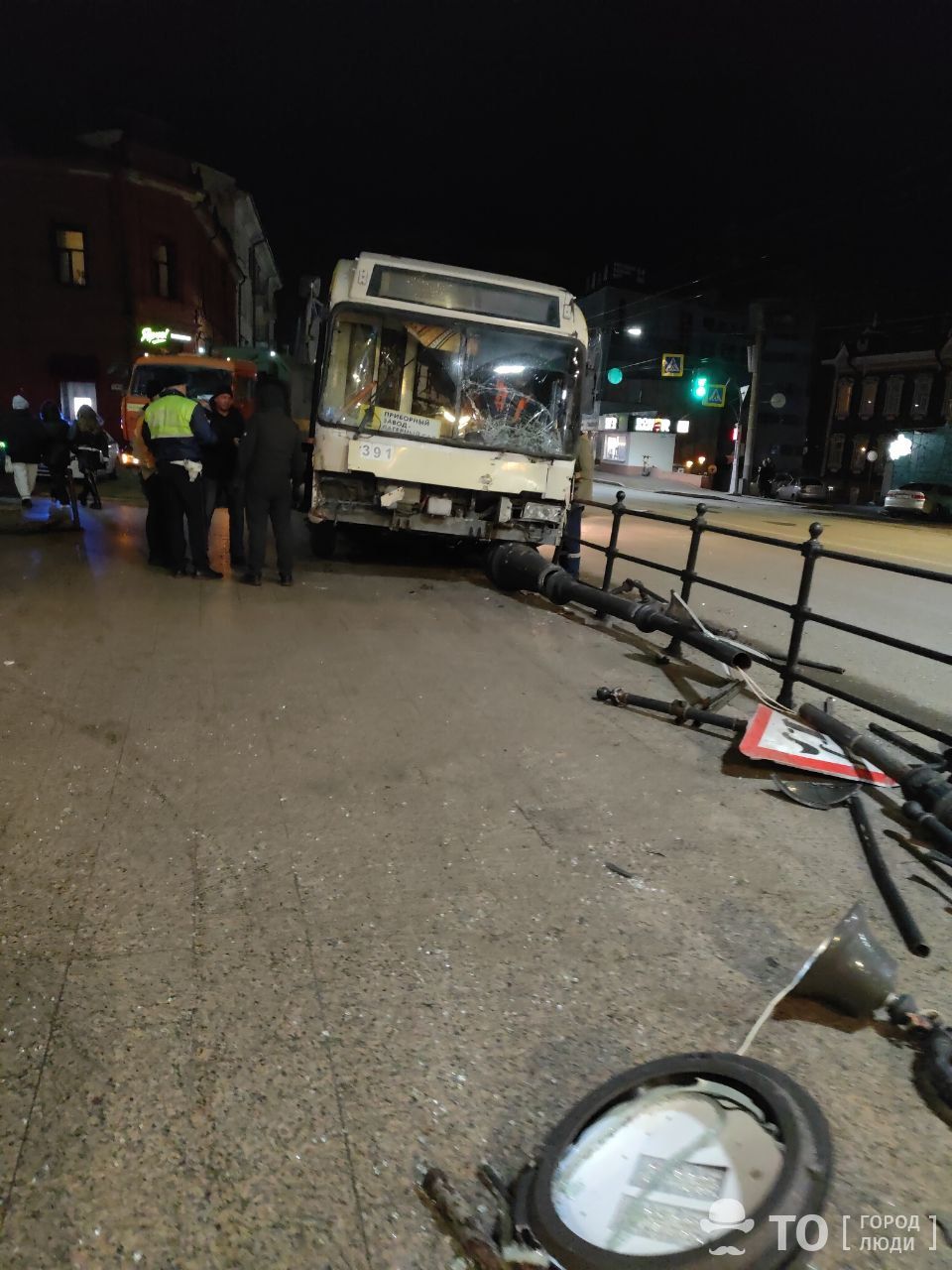 В центре Томска произошло ДТП с участием троллейбуса  Около 20.30 водитель потеряла управление и троллейбус наехал на ограждение. За медицинской помощью никто не обратился.