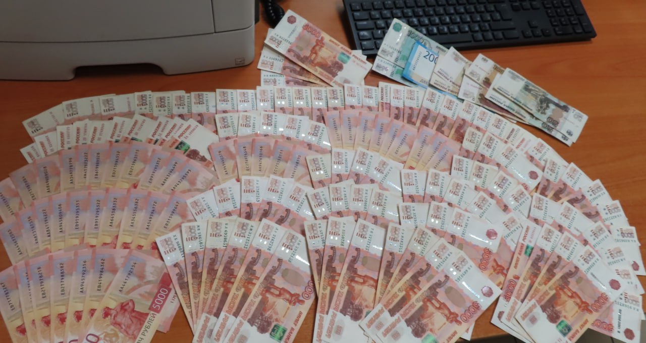 В аэропорту Челябинска пассажир лишился более 700 тысяч рублей В Международном аэропорту имени Курчатова сотрудники таможни задержали пассажира который планировал отправиться в Таджикистан При себе у него нашли 1 5 миллиона рублей наличными которые мужчина не задекларировал В результате часть суммы изъяли Пассажира рейса Челябинск Душанбе остановили проверяющие в зеленом коридоре Проходя в него мужчина подтвердил что не несет с собой вещей подлежащих таможенному декларированию Но проверка ручной клади показала обратное Мужчина пояснил что не знал об этих правилах перевозки наличных и необходимости их декларирования На него возбудили административное дело по статье 16 4 КоАП РФ Сумму превышающую допустимую для вывоза 10 тысяч долларов США изъяли Это порядка 720 тысяч рублей Подписаться на vecherchel   Голосовать за канал