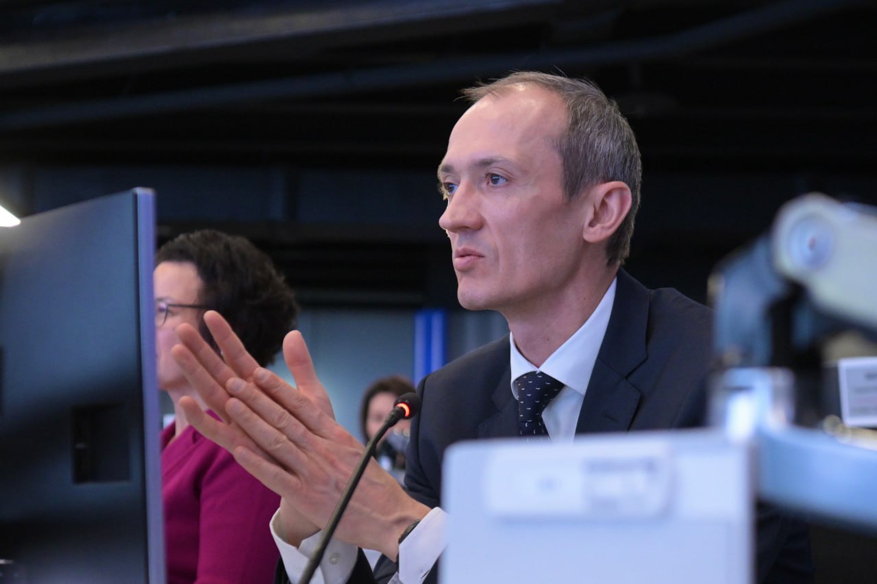 Цифровая перепрошивка Вице премьер Дмитрий Григоренко провел совещание по вопросам развития цифровой трансформации регионов Главное Лидеры цифрового развития на текущий момент Татарстан Тюменская Белгородская области Регионы оценивают по 18 показателям шести направлений госуслуги ИИ импортозамещение инфобезопасность социальная сфера кадры и поддержка ИТ отрасли Например в рейтинге отражается подключение школ к вайфаю льготная ИТ ипотека и прочее Принято решение с 2026 года перезапустить проекты цифровой трансформации регионов Всего программы предусматривают 61 показатель включая 18 параметров рейтинга В их числе например оценка защищенности региональных ГИС количество малонаселенных пунктов с доступом к интернету предоставление земельных участков для размещения на них базовых станций сотовой связи вдоль автодорог Сейчас регионы завершают подготовку своих программ на будущий год Их защита состоится до конца ноября Подписаться на Правительство России в MAX