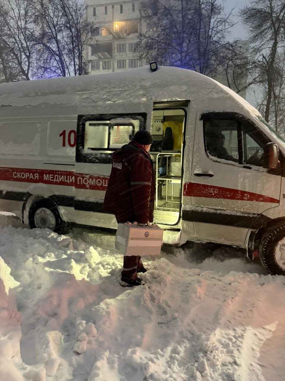 Медработники сегодня ночью боролись со снежной стихией в Гомельской Могилёвской Брестской Минской областях и в Минске Отраслевая подсистема ГСЧС и ГО Министерства здравоохранения переведена в режим повышенной готовности с 20 00 8 января режим будет действовать до окончания циклона Улли  В ряде регионов сотрудники скорой помощи вынуждены вызывать на помощь коллег из МЧС и ЖКХ чтобы добраться до пациентов которым требовалась медицинская помощь Несмотря на снегопад и шквальный ветер все пациенты получили необходимую помощь   Подъезды к больницам и поликлиникам уже расчищены от ночного снегопада Но учитывая что ураган Улли ещё не ушёл из страны специалисты всех задействованных служб остаются на дежурстве и продолжают ликвидировать последствия снегопада чтобы обеспечить бесперебойную работу учреждений и доступ пациентов В районах с нарушением электроснабжения учреждения здравоохранения не пострадали Подпишись Минская правда MLYN by