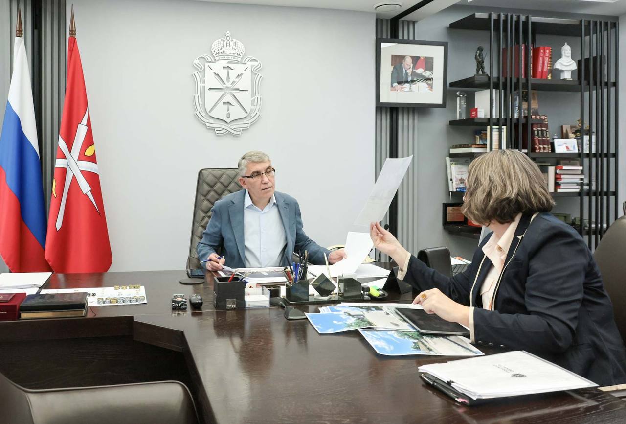 Тульская область восстановит сквер Победы в подшефном районе Мариуполя Администрация города Мариуполя обратилась с просьбой помочь в восстановлении сквера Победы в Великой Отечественной войне. Тульские архитекторы разработали дизайн-проект общественного пространства с учетом пожеланий администрации города и самих мариупольцев. Восстановительные работы начнем уже в этом году, и завершить их планируем к 81-й годовщине Великой Победы. Это знаковое место для жителей Мариуполя. При старом киевском режиме были уничтожены все упоминания о Великой Победе, о городах-героях. Но уже к 9 мая 2026 года в сквере восстановят стелу с названиями городов-героев и благоустроят его территорию. Здесь появятся зоны отдыха, навесы и качели. Особое внимание уделим крытым навесам, что важно для Мариуполя. Заменим старую детскую площадку и сделаем большую парковку, так как сквер очень популярен среди горожан.