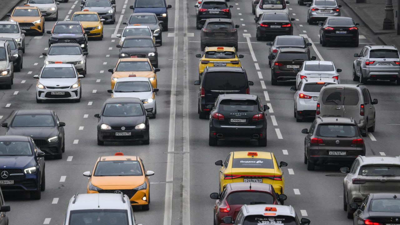 Автомобилистов предупредили о важных изменениях с 1 марта Об этом рассказал юрист Юрий Чистов Что изменится Упростится регистрация купленных машин Теперь не обязательно предъявлять полис ОСАГО при регистрации купленной машины Однако ездить без ОСАГО по прежнему нельзя Уходит в прошлое 10 дневный срок на регистрацию авто новым владельцем Раньше промедление грозило прежнему хозяину серьезными проблемами запретом на регистрационные действия эвакуацией машины на штрафстоянку и штрафами за нарушения нового водителя Новые правила обучения в автошколах Основные изменения включают сокращение количества учебных программ с 62 до 47 позиций возможность дистанционного изучения теории с обязательной фиксацией посещаемости и успеваемости Появятся новые требования к локализации такси С 1 марта машины должны не просто собираться в России но и набирать определённое количество баллов за глубину локализации Впрочем массового исхода машин из такси вопреки прошлогодним страхам не ожидается Но при покупке следует быть внимательнее Подписаться на truekpru Читать нас в MAX