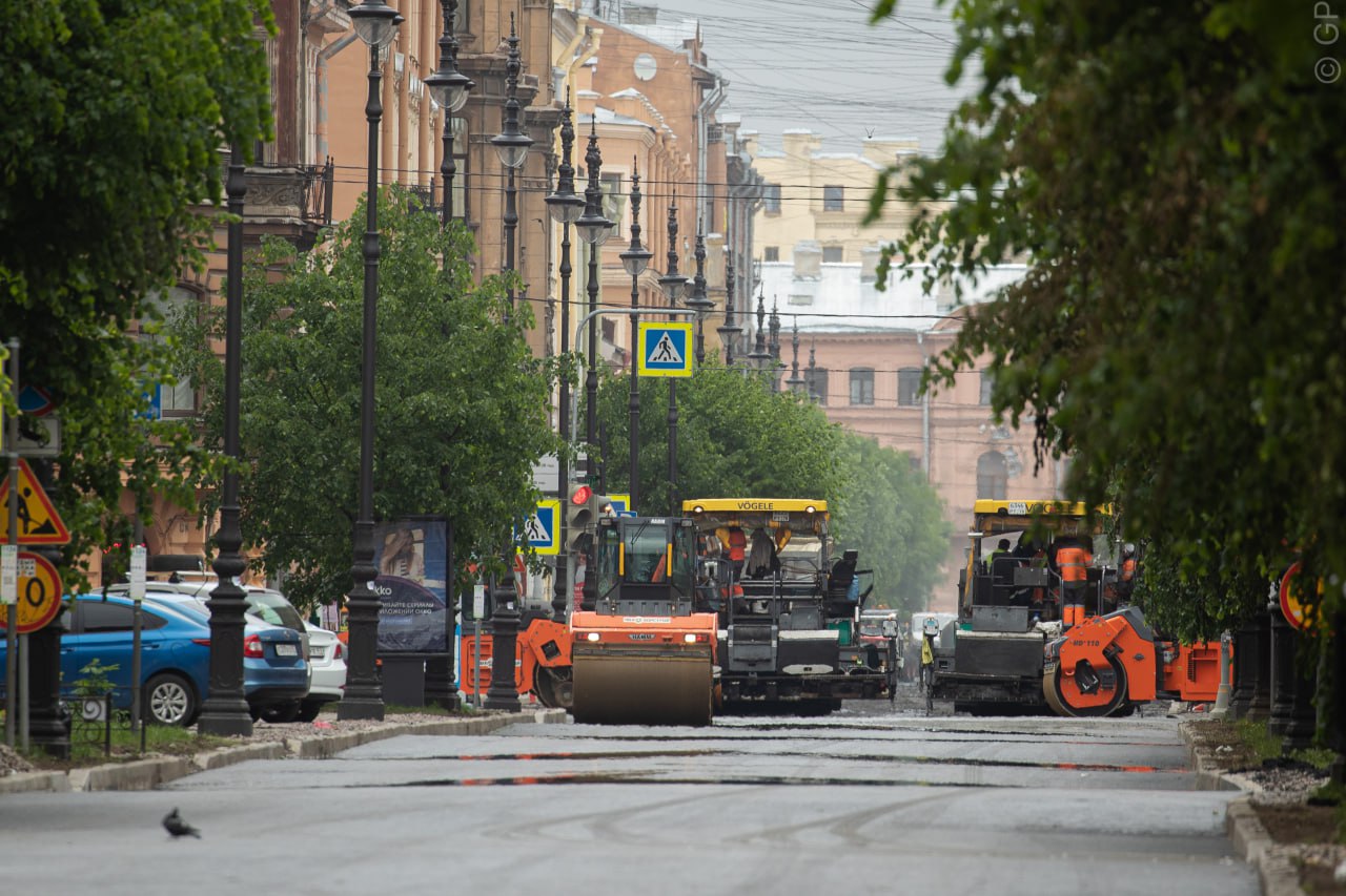 Завершен ремонт дорожного покрытия на Лабораторной улице. Специалисты уложили более 8 тыс. кв. м. нового асфальтобетона. Кроме того, сотрудники восстановили благоустройство. До конца года в Калининском районе также отремонтируют улицу Демьяна Бедного. Фото: Дарья Каменская/Город+