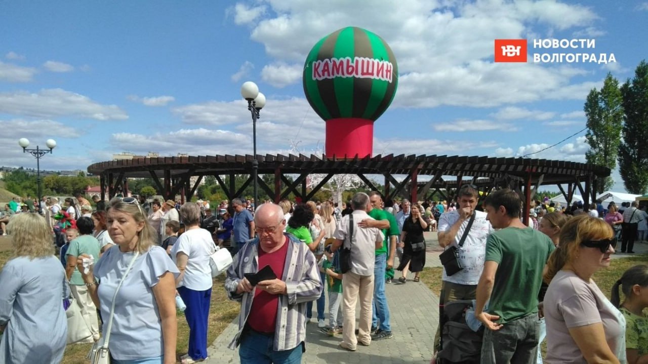 Арбузный фестиваль стартовал в Волгоградской области В Камышине 24 августа проводится 17 й Арбузный фестиваль Зело отменный плод Праздник проходит в камышинском парке Топольки В программе фестиваля ярмарки развлекательная площадка аттракционы и гастрономический уголок Всё это будет доступно с 10 до 19 часов Кроме того состоятся традиционные арбузные конкурсы Подробно о программе фестиваля с расписанием всех активностей рассказали в материале на нашем сайте Подписаться