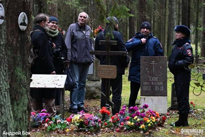 Во время памятной акции на Левашовском мемориальном кладбище задержали пенсионера Михаила Пушницкого К нему возникли вопросы из за значка на куртке со словами про мир на желто голубом фоне Как сообщили Фонтанке в пресс службе судов Петербурга Пушницкого доставили в суд с протоколом по статье о дискредитации российской армии За значок он наказан штрафом в 30 тысяч рублей Михаилу 78 лет На Левашовской пустоши в День памяти он оказался не случайно В 2002 году он был тем кто нашел массовое захоронение времен Большого террора на Ржевском полигоне иначе именуемое как Койранкангос fontankaspb