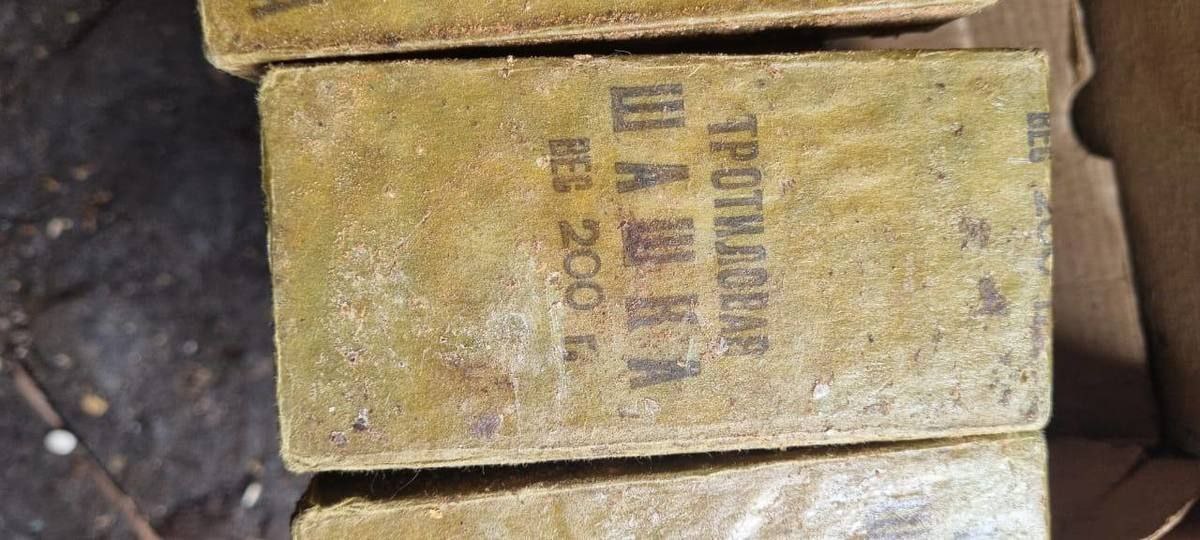 Тротиловые шашки изъяли у жителя Приморья, возбуждено уголовное дело В полицию поступила информация о том, что 34-летний житель села Приозерное может быть причастен к незаконному хранению взрывчатых веществ. Сотрудники уголовного розыска отдела МВД России по Хорольскому округу обнаружили по месту жительства мужчины и изъяли три предмета, внешне похожих на тротиловые шашки. Злоумышленника доставили в отдел полиции. Задержанный дал признательные показания и пояснил, что около 10 лет назад после смерти своего деда нашёл у него дома тротиловые шашки, которые решил оставить себе. Он спрятал их в своём сарае. Подробнее Источник: УМВД по Приморскому краю