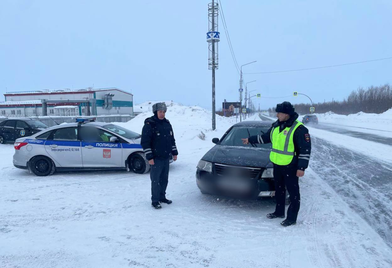 ‍ В окружной столице сотрудники Госавтоинспекции провели мероприятие по выявлению нелегальных такси.  В ходе мероприятия полицейскими было проверено около 50 автомобилей различных таксофирм, выявлен один нарушитель, на которого был составлен административный материал по ст. 14.1 КоАП РФ «Осуществление предпринимательской деятельности без государственной регистрации или без специального разрешения  лицензии ». Он был доставлен в дежурную часть для дальнейших разбирательств.  ‼ В Госавтоинспекции отмечают, что проверки по выявлению незаконных перевозчиков проводятся на постоянной основе. Если вы стали свидетелем нарушений Правил дорожного движения водителями такси, просим сообщить об этом в полицию по телефону «112»  102 для сотовой связи .     #мвдроссии #полиция #гибддянао #гибдд #янао #салехард