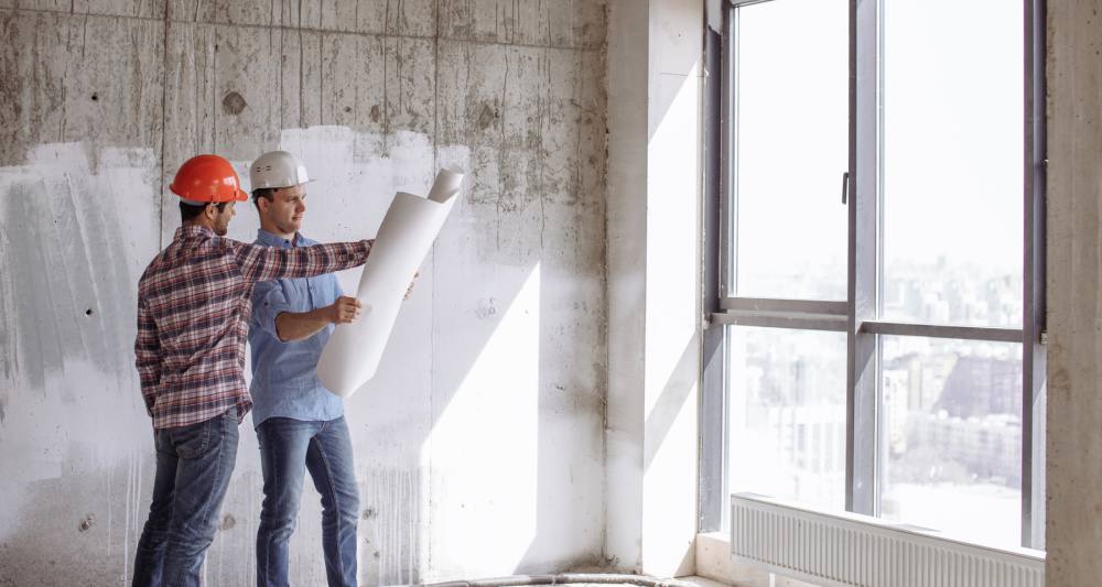 Стоимость ремонта в Москве может взлететь на 25 уже в этом году По словам экспертов средняя цена ремонта в эконом сегменте может достигнуть 35 тысяч рублей за кв метр а в премиальном 135 тысяч за кв метр Сильнее всего подорожают керамогранит ламинат и кварц винил на 18 межкомнатные двери на 20 окна ПВХ на 30 сантехника на 14 20 и кухонные гарнитуры на 12 15 Главные причины повышение НДС до 22 высокие кредитные ставки удорожание импорта и логистики а также дефицит рабочей силы в сфере строительства bisrub