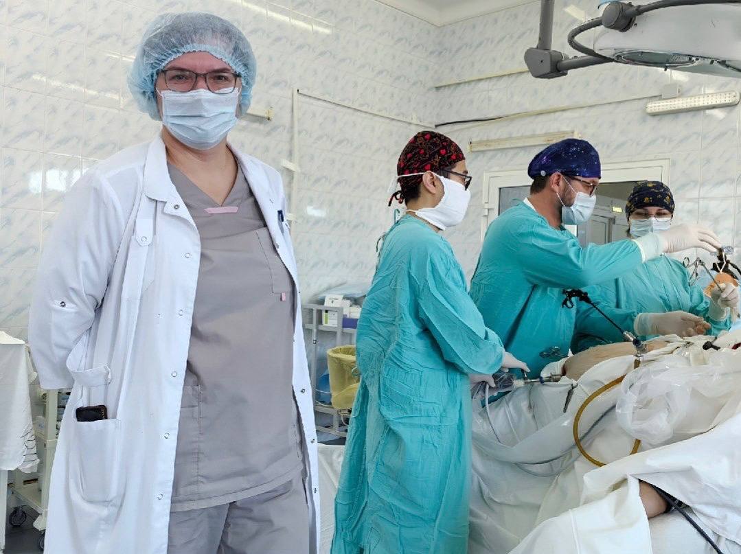 Медики Находкинской больницы спасли мотоциклистку после ДТП Молодую женщину в тяжелом состоянии «скорая» доставила в Находкинскую больницу ночью. В столкновении с автомобилем мотоциклистка сильно ударилась левым боком. Врачи заподозрили разрыв селезенки. Эта травма смертельно опасна сильным внутренним кровотечением. Обследование на компьютерном томографе подтвердило опасения медиков. Пациентку срочно доставили в операционную. Селезенка оказалась разорванной во всю ширину, в брюшной полости скопилось более полулитра крови. Хирургам пришлось удалить поврежденный орган. 10 дней женщину выхаживали в отделении хирургии, потребовались переливания компонентов крови. Сейчас ее состояние вне опасности.