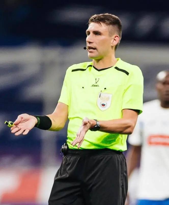 Нижегородского судью Егора Егорова задержали когда он пытался улететь из России По предварительной информации задержание может быть связано с делом московского футбольного клуба Торпедо о подкупе арбитров Скандал начался еще летом в июле задержали судью Богдана Головко следствие считает что он специально допустил ошибку в пользу Торпедо на матче Первой лиги Подписаться на нас в MAX