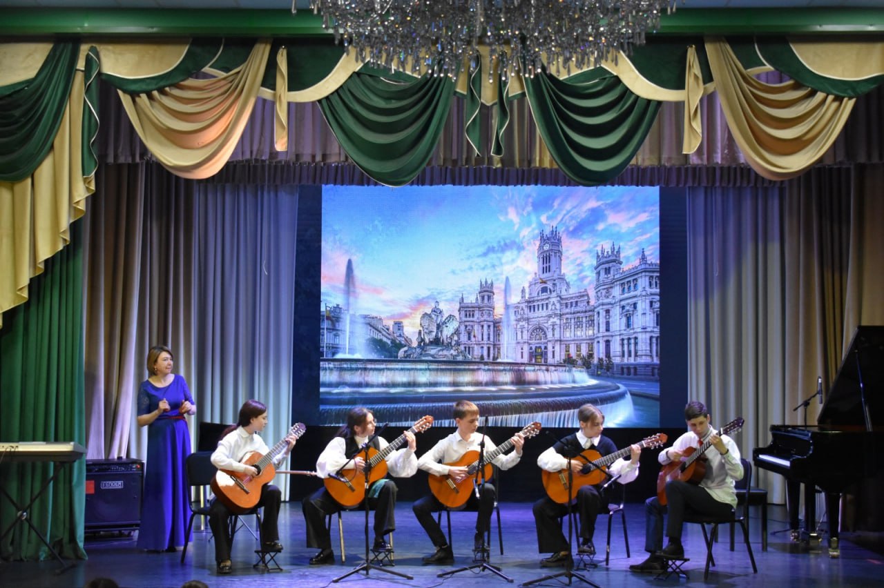 В Иркутской области продолжается реализация программы Земский работник культуры В 2026 году в учреждения культуры в населенных пунктах где живет менее 50 тысяч человек примем на работу 20 земских работников культуры Для желающих стать участниками программы министерство культуры региона разместило около 130 вакансий В основном это преподаватели музыки хореографии живописи руководители творческих объединений балетмейстеры постановщики библиотекари звукооператоры осветители и другие специалисты для муниципальных домов культуры библиотек центров творчества школ искусств Стать земскими работниками культуры могут граждане России с высшим или средним профильным профессиональным образованием в сфере культуры как выпускники так и опытные специалисты Им нужно выбрать вакансию из списка обратиться с документами в министерство культуры Иркутской области пройти отбор заключить с учреждением культуры трудовой договор сроком не менее 5 лет на полный рабочий день Прием заявок стартует 15 апреля и продлится до 15 июля Напомню что победители отбора получают 1 млн рублей Его можно потратить на любые цели по своему усмотрению Федеральная программа Земский работник культуры запущена по поручению Президента России в прошлом году Тогда квота для нашего региона составляла 8 человек Она выполнена В этом году Министерство культуры России расширило возможности для привлечения специалистов Их очень ждут талантливые и творческие жители небольших населенных пунктов Мой канал в MAX