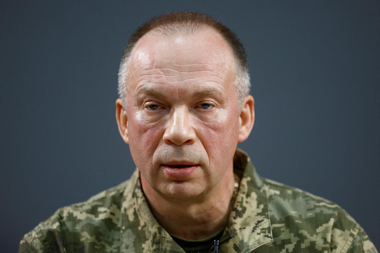 Главком ВСУ Сырский отправил родителей в Москву на лечение Как выяснил SHOT, генерал ВСУ снова вышел на связь с родителями после известий о тяжёлом состоянии своего отца. 86-летний отец Сырского — Станислав Прокофьевич — с апреля этого года борется с заболеванием головного мозга, которое обострилось после перенесённого коронавируса. Сначала пенсионер лечился во Владимире где и жила семья , однако там врачи помочь ему не смогли и главком ВСУ отправил родителей в Московский регион на лечение и реабилитацию. Сырский-старший восстанавливается в отдельной палате, где живёт вместе с супругой, которая сопровождает его. Месяц лечения отца главкому ВСУ обошёлся в 1 миллион рублей — примерно столько он и перевёл в Россию. Отношения с семьёй в последние годы у них были почти прекращены из-за СВО и разных позиций относительно спецоперации. Особенно после назначения в 2024-м Александра Сырского главнокомандующим ВСУ. Семья занимала пророссийскую позицию, родители регулярно участвовали в шествии «Бессмертного полка».