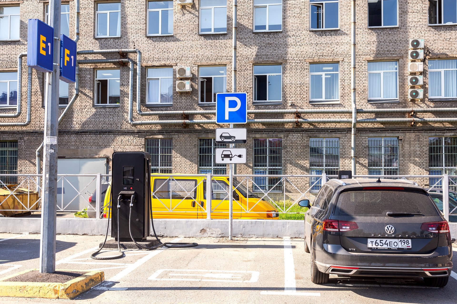 Зарядка электромобиля в Петербурге оказалось дороже, чем в Москве В среднем один кВт·ч стоит 18 рублей. В столице — 16 рублей.. Петербург второй год подряд лидирует по стоимости зарядки электромобилей, демонстрируя самые высокие цены среди всех городов России. Подробнее: