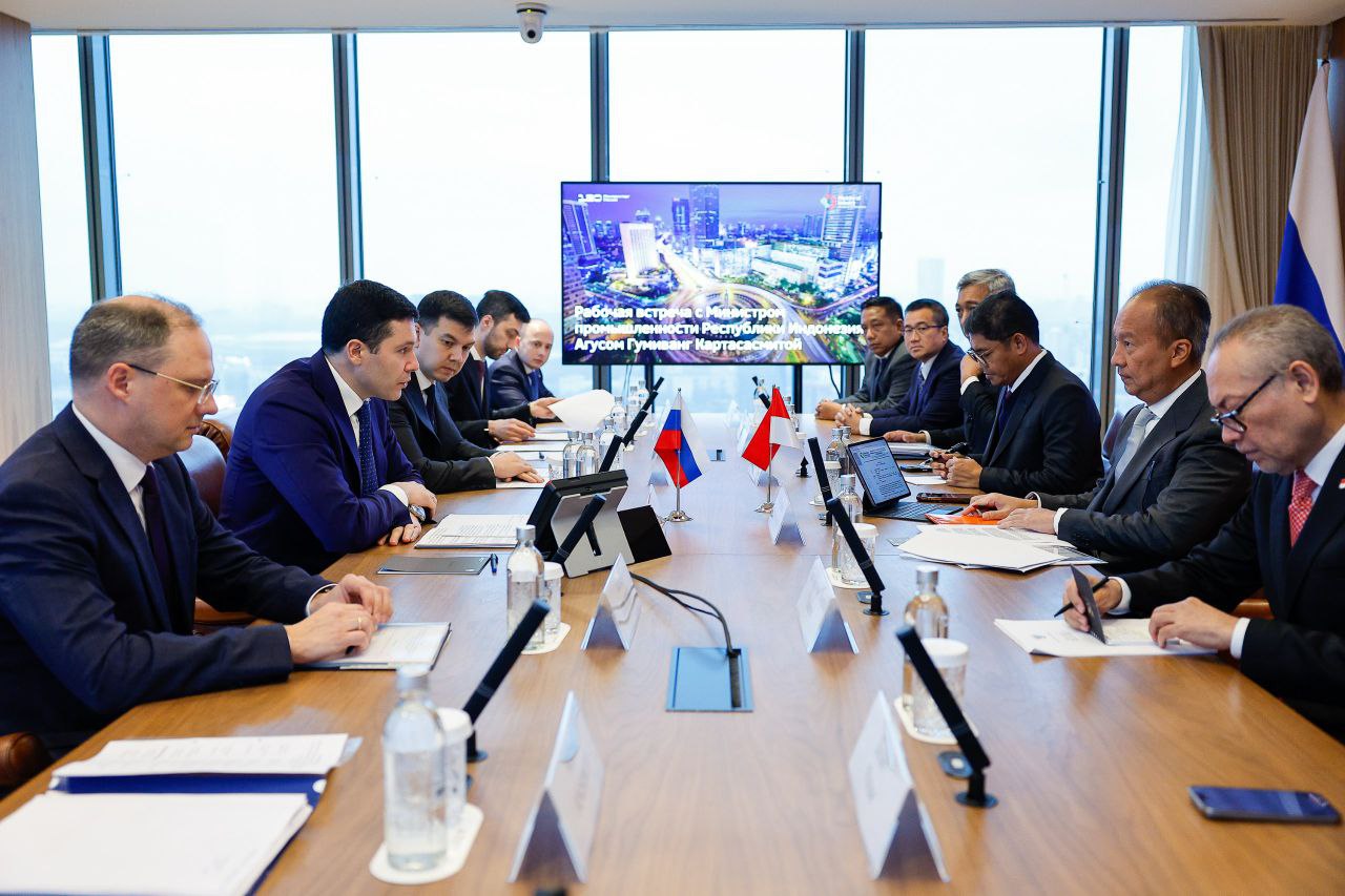 Министерства промышленности России и Индонезии договорились о сотрудничестве в судостроении Стороны подписали меморандум о взаимопонимании что обеспечит необходимую нормативную базу для взаимодействия Документ подписан по итогам встречи которую провели главы министерств двух стран Антон Алиханов и Агус Гумиванг Картасасмита Сообщает пресс служба Минпромторга РФ Отмечается что динамика торгово экономических связей демонстрирует устойчивый рост реализуется целый ряд совместных кооперационных и инвестиционных проектов Россия поставляет в Индонезию минеральные продукты продовольственные товары продукцию химической и металлургической отраслей В свою очередь Индонезия экспортирует в Россию востребованную продукцию химической и легкой промышленности глинозем продовольственные товары и сельскохозяйственное сырье За последние пять лет товарооборот между нашими странами вырос на 80 достигнув в 2024 году 4 3 млрд долларов Позитивная тенденция сохранилась за январь октябрь 2025 года взаимная торговля выросла почти на 18 составив 3 6 млрд долларов Примечательно что около 40 этого объема приходится на промышленную продукцию отметил Антон Алиханов  Стороны подтвердили взаимную заинтересованность в углублении кооперации по всем ключевым направлениям Особое внимание уделено сотрудничеству в химической промышленности в том числе наращиванию поставок российских минеральных удобрений для индонезийских аграриев К перспективным сферам сотрудничества помимо судостроения и поставок минудобрений отнесены металлургия и беспилотные технологии