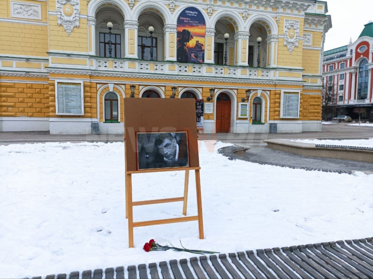 Прошло ровно 10 лет с убийства первого губернатора Нижегородской области Бориса Немцова.   Сегодня на Большой Покровской улице появился мемориал погибшему политику.