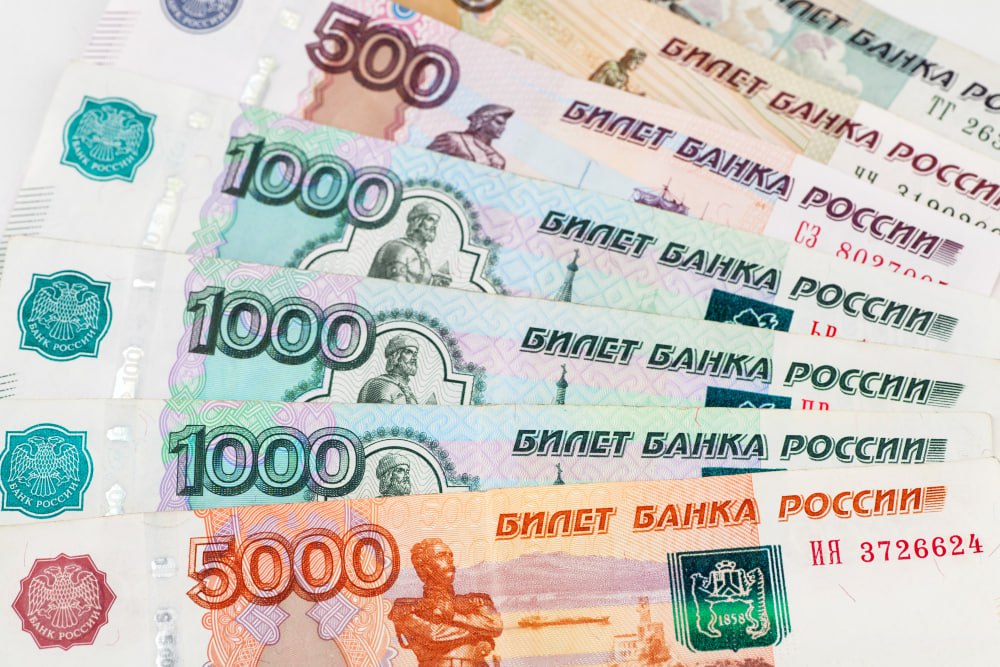 "Ваш родственник в аварии": в Холмске поймали подростков-курьеров для мошенников На Сахалине возбудили уголовное дело против двух подростков из Холмска, которые помогали телефонным аферистам. По заданию «работодателя» из мессенджера они забрали у местной жительницы 600 тысяч рублей, поверившей в фейк про ДТП с родственницей. Часть денег парни оставили себе, остальное перевели. Теперь им грозит ответственность за мошенничество по сговору ч. 3 ст. 159 УК РФ . Полиция напоминает: участие в подобных схемах — не подработка, а преступление. Источник: СУ СК РФ по Сахалинской области #Местное Прислать новость Буст