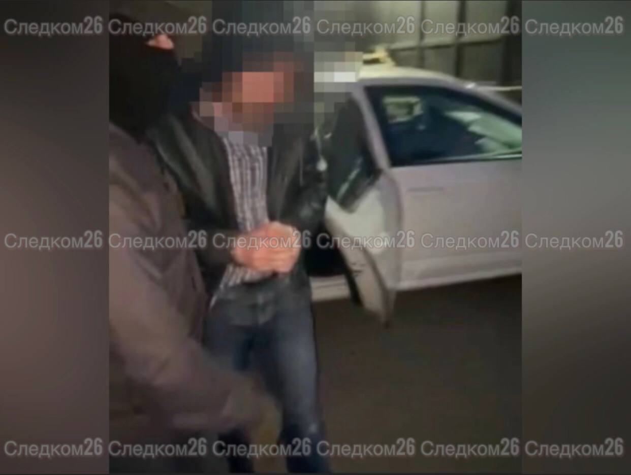 Газовику дали три года колонии за мошенничество и коммерческий подкуп в Ставрополе  Весной 2024 года житель города обратился в газоснабжающую организацию с заявлением о переносе газорегуляторного шкафа на его здании. Экс-начальник проектно-сметного отдела потребовал от мужчины 150 тыс. рублей за беспрепятственное подписание документов. Также он планировал похитить у него ещё 50 тыс. рублей, солгав о цене работ.  Жертва мошенничества сообщил о преступлении оперативникам. Экс-газовика приговорили к трём годам исправительной колонии общего режима. Приговор пока не вступил в законную силу, сообщает СУ СКР по региону.