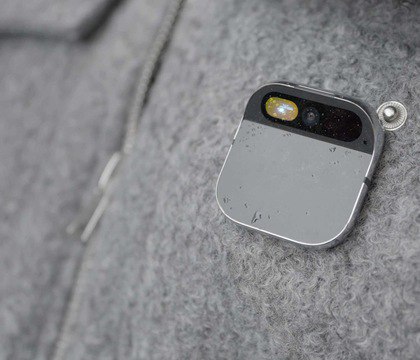 Apple разрабатывает умный нагрудный значок с камерами и микрофонами The Information Как сообщает The Information корпорация Apple работает над умным нагрудным значком Устройство будет похоже на метку AirTag и получит аккумуляторную батарею с поддержкой беспроводной зарядки Прототип девайса представляет собой тонкий плоский круглый диск с корпусом из алюминия и стекла