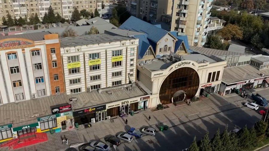 В Оше известный ресторан Мээрим расположенный на муниципальной территории задолжал в городскую казну около 14 миллионов сомов за аренду земли и коммерческих помещений Несмотря на многолетний долг владельцы продолжают вести бизнес и получать прибыль игнорируя обязательства перед государством сообщили в мэрии По данным муниципалитета ресторан и прилегающие торговые объекты принадлежат братьям Равшану Рысбаеву и Рустаму Мамбетову ранее занимавшим государственные должности и депутатские кресла в Жогорку Кенеше В мэрии подчеркнули что несмотря на свой политический опыт владельцы по сути забыли о своих обязанностях перед государством Мэр Оша Женишбек Токторбаев обязал владельцев выплатить всю сумму долга до 1 ноября Если средства не поступят в указанный срок мэрия намерена освободить участок на котором расположены ресторан и торговые объекты от всех построек