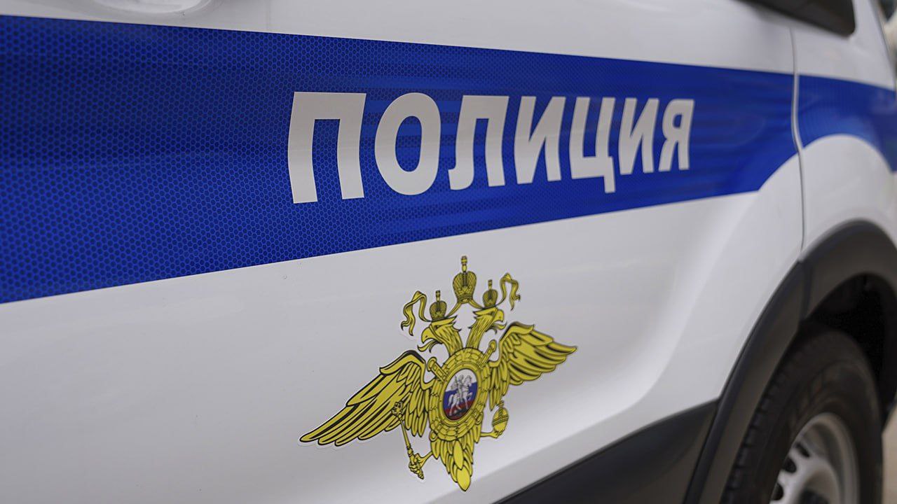 Блогер из Улан Удэ нагрела женщину на 36 тысяч рублей на турпутевке Жертв может быть несколько УМВД в столице Бурятии завело уголовное дело на местную жительницу 42 лет Она подозревается в мошенничестве В августе этого года через свои страницы в социальных сетях женщина рекламировала и продавала туристические путевки за границу Одна из покупательниц поверила ей и перевела 36 тысяч рублей Но вместо тура получала только обещания Сначала мошенница переносила сроки несколько раз а потом пропала с радаров вообще Деньги она так и не вернула по всей видимости оставила себе и потратила на личные нужды а путевку не предоставила Выяснилось что подозреваемая блогер с аудиторией более 1000 подписчиков Точнее 1246 А еще консультант международной компании специализированного питания и организатор международных же перевозок Далее МВД Бурятии