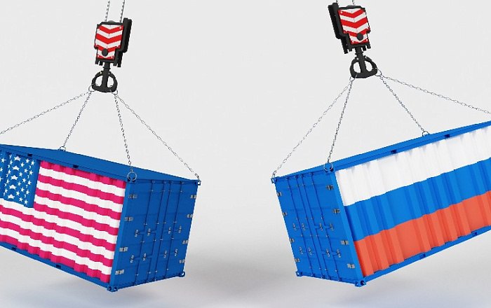 По итогам года товарооборот между Россией и США сократится до 3,7 миллиарда долларов.   Это минимальный показатель с 1992 года. За время правления Джо Байдена он упал в шесть раз.  В 2020 году основными товарами, которые Россия экспортировала в США, были нефть и нефтепродукты, рыба, алмазы и никель. Однако в текущем году эти товары не поставляются. В то же время продажи удобрений и урана за первые восемь месяцев 2021 года выросли в 1,8 и 1,6 раза соответственно по сравнению с аналогичным периодом прошлого года.  Американские компании в основном экспортируют в Россию оптические и медицинские приборы, а также лекарства.