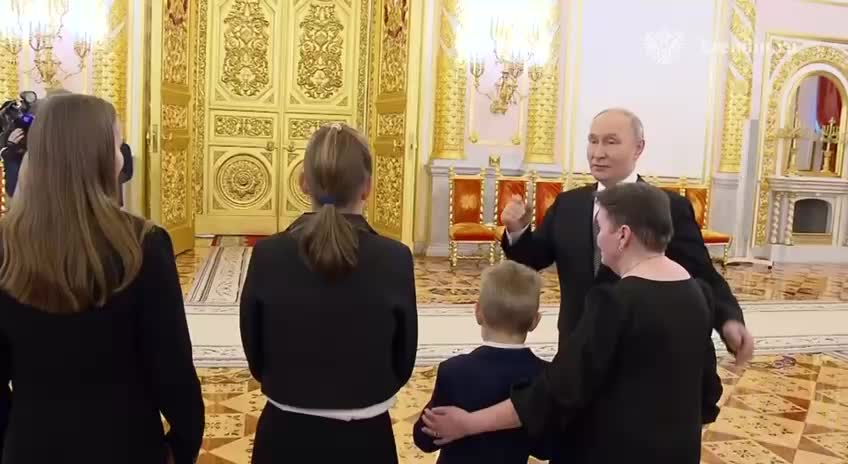 Президент Путин получает пожелания здоровья от мальчика на церемонии награждения