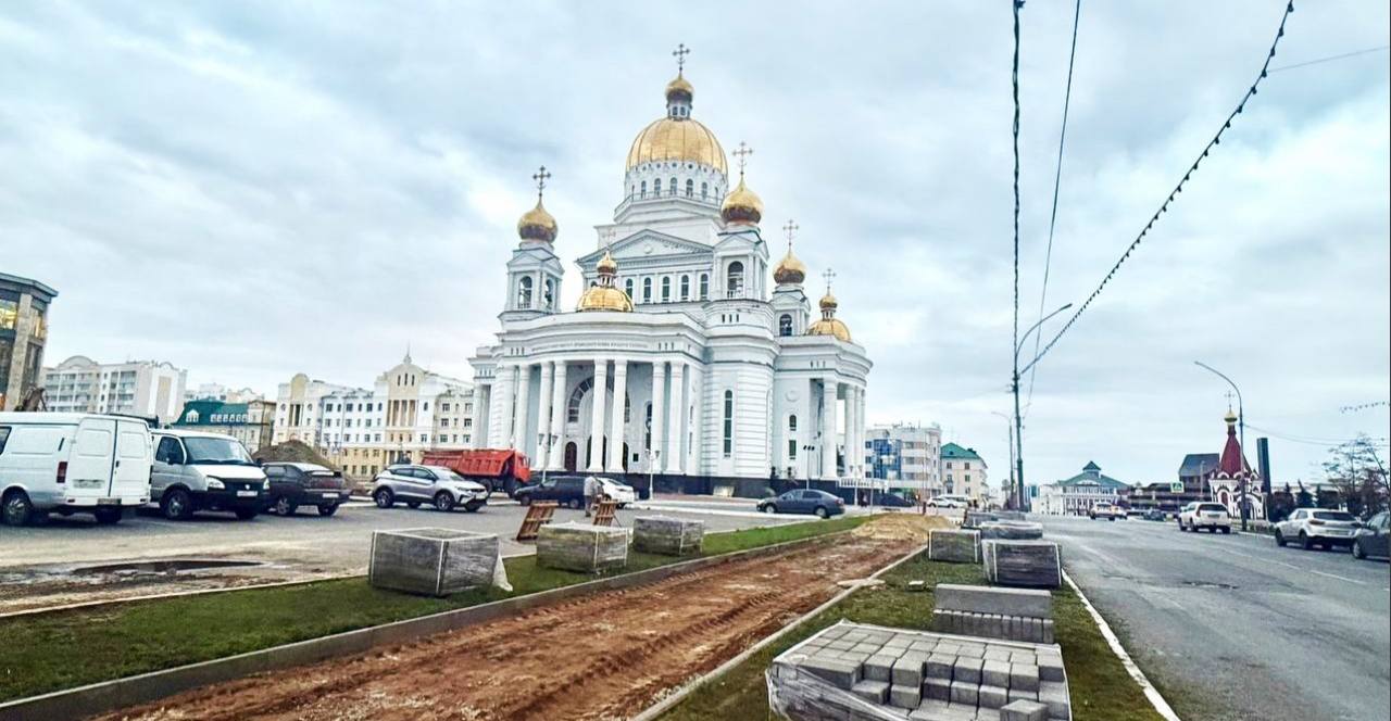 4800 тюльпанов высадят в Саранске на Соборной площади В столице Мордовии продолжают благоустраивать территорию по улице Большевистской вокруг Кафедрального собора святого праведного Феодора Ушакова Здесь планируется высадить многолетние растения деревья кустарники и цветы Все работы должны завершить до 15 ноября А весной следующего года на площади вместо бархатцев зацветут 4800 тюльпанов На озеленение территории в целом выделено 24 миллиона рублей Подписаться на канал ПЛАТИМ ЗА ЭКСКЛЮЗИВ