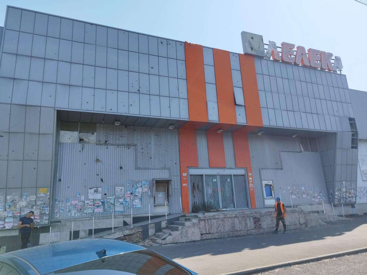 Пострадавшее в результате боевых действий в 2014 году здание супермаркета «Лелека» в районе луганского автовокзала передано в аренду, сообщили в министерстве имущественных и земельных отношений ЛНР. Средства от сдачи в аренду недвижимости, а это порядка 5 млн. рублей в месяц, будут поступать в бюджет ЛНР.