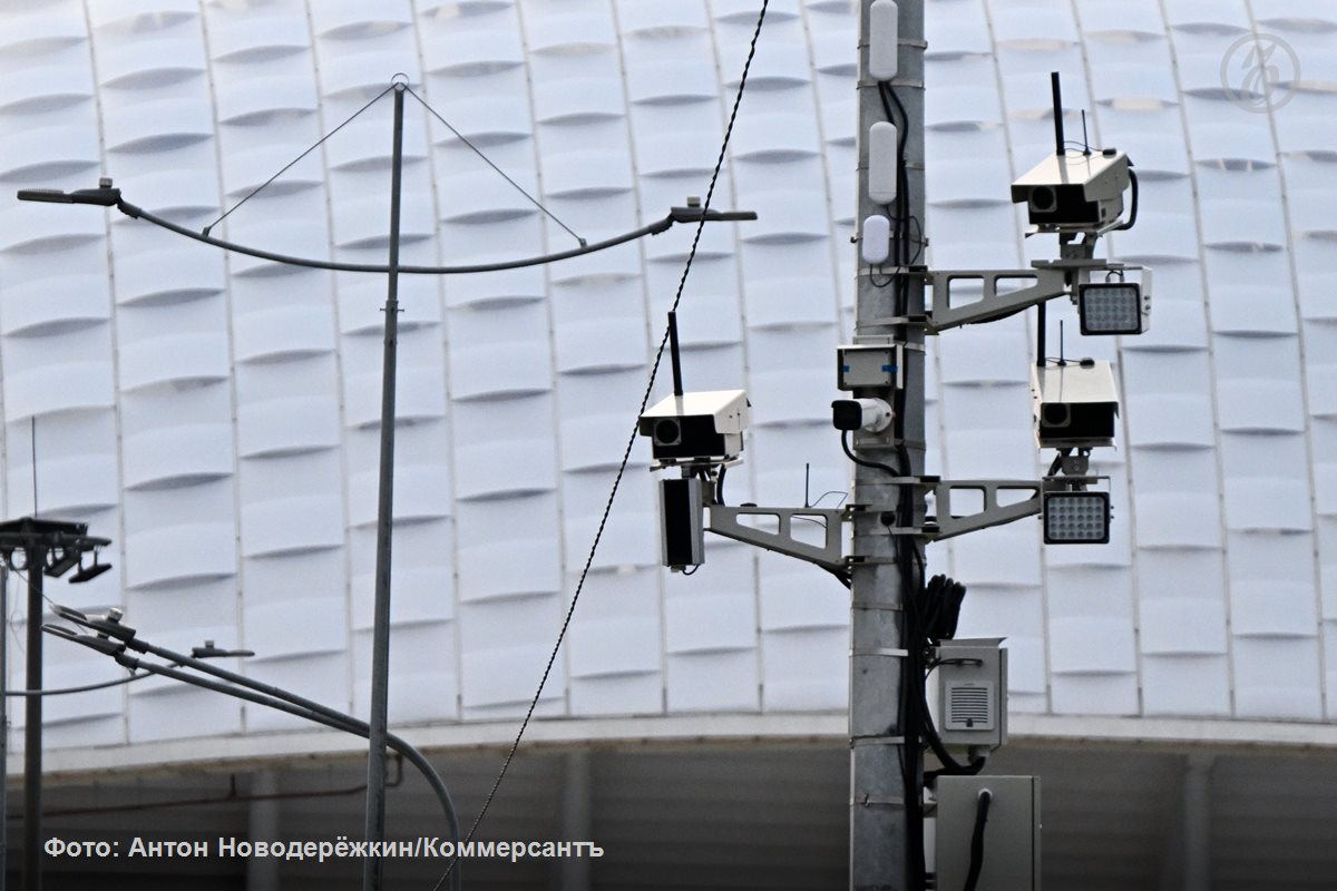 Граждан впервые могут начать автоматически штрафовать за административные нарушения используя систему распознавания лиц и данные с камер по аналогии с письмами счастья для водителей Минтранс предлагает внедрить новую систему вынесения штрафов за переход железнодорожных путей в неположенном месте Для ее работы ранее предлагалось использовать Единую биометрическую систему ЕБС Но ее оператор говорит что функция автоматического наложения штрафов не может быть реализована на ее базе технически и нормативно В ФСБ и МВД ранее критиковали идею автоматических штрафов по лицу опасаясь что это приведет к резкому оттоку данных из ЕБС Подписывайтесь на Ъ Оставляйте бусты