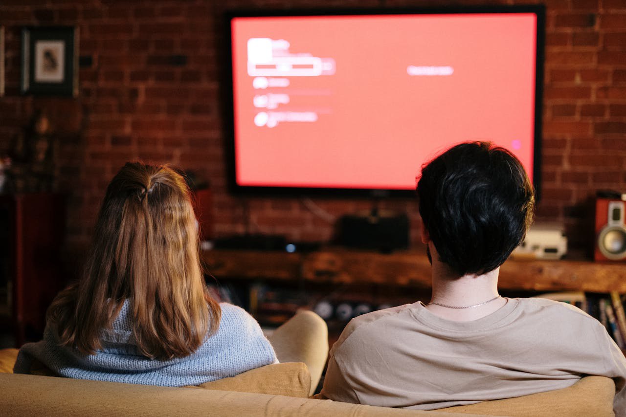Россияне проявляют больше интереса к телесериалам чем к развлекательным программам По итогам периода с января по сентябрь 2025 года вклад сериалов в структуру телепросмотра России вырос до 29 в то время как у развлекательных программ показатель наоборот сократился с 18 до 17 Вклад новостей в телепросмотр в январе сентябре 2024 был на уровне 14 но в этом году он снизился до 13 В тоже время вклад других жанров фактически остался неизменным у кинофильмов 12 социально политических программ 11 познавательных передач 3 спортивных программ 2 В прошлом году вклад новостных программ в структуру телепросмотра по итогам года снизился до 14 2 после роста на 4 3 процентного пункта с 10 5 до 14 8 в 2022 году Социально политические передачи также сократили показатель после роста в 2023 году тогда реже стали смотреть и другие форматы например кинофильмы у которых вклад в телепросмотр снижается с 2021 года тогда он составлял 12 6 в 2022 году 12 а по итогам прошлого года 11 3 Интерес зрителей вырос только к познавательному развлекательному и музыкальному жанрам а также к телесериалам www proficinema com news detail php ID 433801