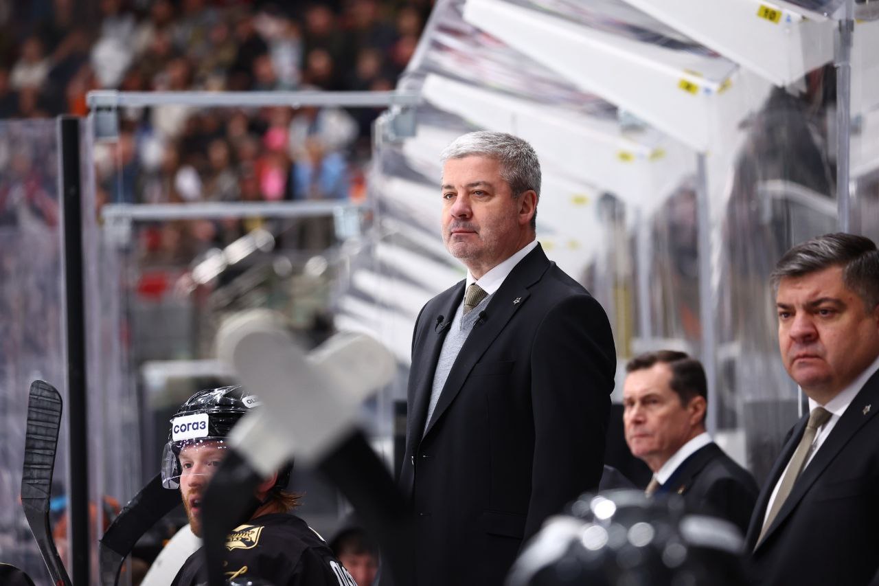 Главный тренер владивостокского ХК Адмирал Леонид Тамбиев и старший тренер Андрей Банада отстранены от работы в связи с неудовлетворительными результатами Исполняющим обязанности главного тренера назначен Ильнур Гизатуллин Адмирал в субботу дома уступил ярославскому Локомотиву 1 3 и потерпел четвертое поражение подряд Команда набрала 28 очков в 32 матчах и занимает 10 е место в турнирной таблице Восточной конференции