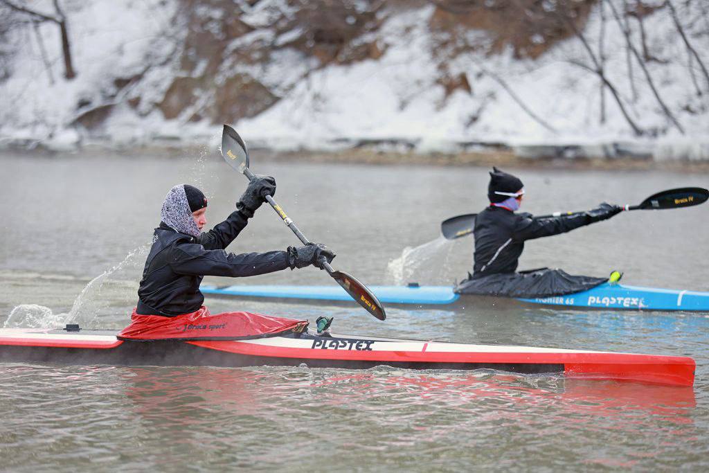 Президентская программа помогает развивать спорт в малых городах Приморья В 2025 году Приморье присоединилось к федеральной программе Земский тренер которая появилась по инициативе Владимира Путина для подготовки тренеров и учителей физкультуры в сельские территории и малые города Благодаря программе филиал Краевой спортивной школы олимпийского резерва в Партизанске принял на работу нескольких высококлассных специалистов Каждый из них получил единовременную выплату в размере 2 млн рублей с условием отработать не менее пяти лет Благодаря вниманию Президента страны к спортивной отрасли молодые специалисты могут получить материальную поддержку от государства Я понял что могу быть полезен не только сыну но и другим ребятам Хочется попробовать вывести своих воспитанников на российский а в перспективе и международный уровень Участие в программе дает уверенность в завтрашнем дне говорит земский тренер по гребле на байдарках и каноэ Олег Петровский переехавший в Партизанск из Владивостока Развитие массового спорта одна из задач которую ставит перед правительством края губернатор Олег Кожемяко Министерство физкультуры и спорта Приморья в 2026 году и в каждый последующий год планирует привлечь еще 10 земских тренеров для работы в селах поселках и малых городах региона