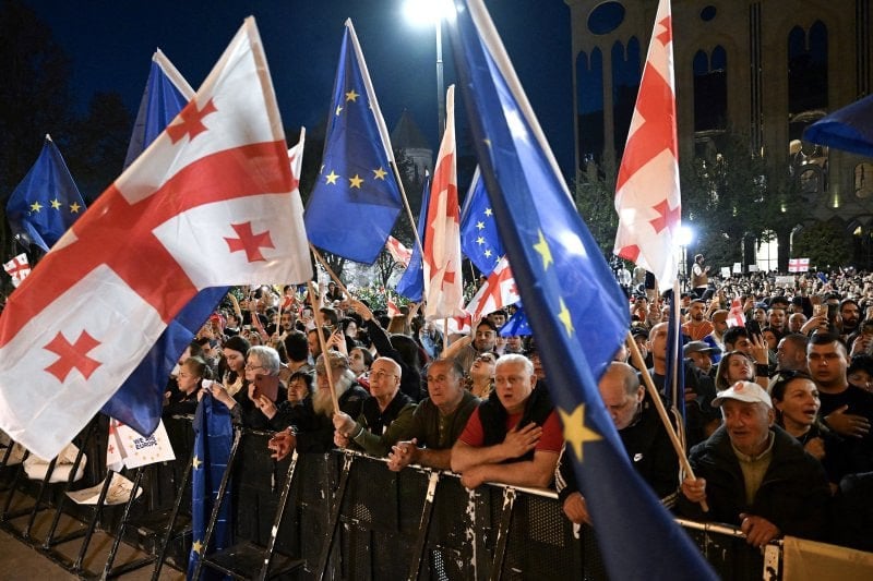 В Грузии готовится госпереворот  Спикер грузинского парламента Шалва Папуашвили заявил, что местные оппозиционные партии подготовили сценарий конституционного переворота после предстоящих парламентских выборов.   Как отметил Папуашвили, в среде оппозиции заранее готовят техническое правительство, наблюдателей с политическим целями, а также фальшивые заключения по поводу результатов голосования:  Мы видим заранее объявленный сценарий конституционного переворота и видим, что эти последние две недели будут активными в этом отношении  Напомним, парламентские выборы пройдут в Грузии 26 октября.   Ранее премьер-министр страны Ираклий Кобахидзе заявил, что прагматичная политика и урегулирование с Россией являются самым важным приоритетом правящей партии "Грузинская мечта".  Фото: AFP