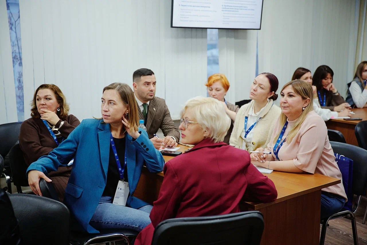 В Москве состоялась III Международная научно практическая конференция Сотрудники и наставники Движения со всей России встретились чтобы обсудить вопросы наставничества и воспитания в коллективе посмотреть на лучшие практики в регионах Команду Движения в Татарстане представила Лейсан Засыпкина Заместитель руководителя поделилась с коллегами опытом взаимодействия дошкольных организаций с шеф школами где наставниками для малышей выступают Первые движениерт ДвижениеПервых