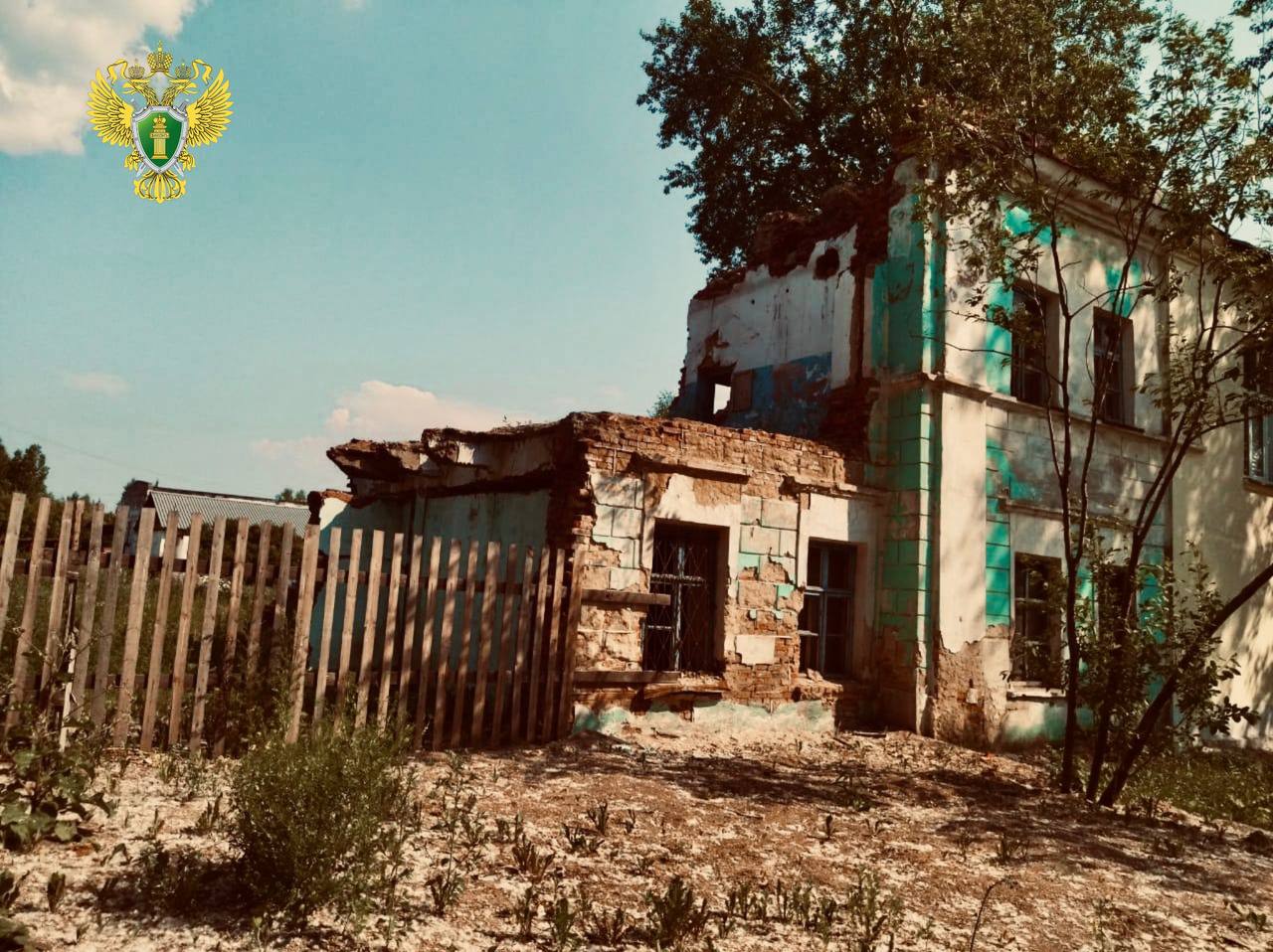 По иску транспортного прокурора суд обязал администрацию завершить демонтаж аварийного здания Серовской транспортной прокуратурой по обращению гражданина проведена проверка исполнения федерального законодательства Установлено что на территории г Серова в районе ул Паровозников в полосе отвода железной дороги расположено частично демонтированное здание общественной бани находящееся на балансе муниципалитета В 2022 году администрацией принято постановление о его сносе однако работы по его демонтажу не были доведены до конца Обследование объекта показало что он находится в аварийном и полуразрушенном состоянии При этом свободный доступ к нему не ограничен что создает угрозу жизни и здоровья местных жителей в том числе несовершеннолетних По данному факту ранее транспортной прокуратурой вносилось представление главе муниципального образования однако нарушения не были устранены В связи с этим транспортный прокурор обратился в суд с исковым заявлением о возложении на администрацию Серовского муниципального округа обязанности по завершению демонтажа здания в течение 1 года со дня вступления решения в законную силу Решением Серовского районного суда требования прокурора удовлетворены в полном объеме Его фактическое исполнение поставлено на контроль