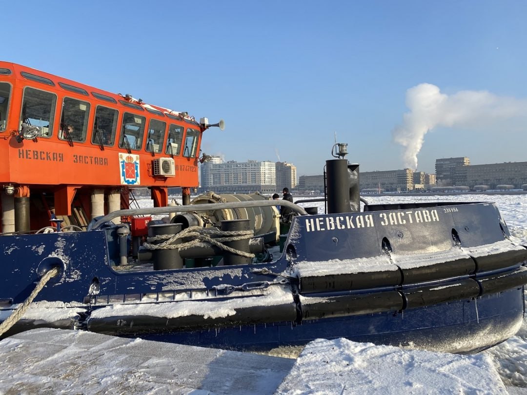 На модернизацию природоохранного флота в Санкт Петербурге выделят 1 млрд 634 млн рублей Поддержание чистоты и здоровья водных ресурсов важная часть экологического благополучия Петербурга Каждый год экологический флот города проводит расчистку основных водных объектов заявил губернатор Санкт Петербурга Александр Беглов Отдельно стоит отметить работы по предотвращению ледовых заторов на Неве Это уникальная практика В 2026 году планируем завершить строительство второго нового ледокола которому дали название Нарвская застава На модернизацию судов природоохранного флота в ближайшие три года предусмотрен 1 млрд 634 млн рублей рассказал губернатор В водохозяйственный комплекс Петербурга также входит более 150 гидротехнических сооружений На их ремонт и обслуживание в проекте бюджета предусмотрено 3 млрд 368 млн рублей   Подписаться на Медиапалубу