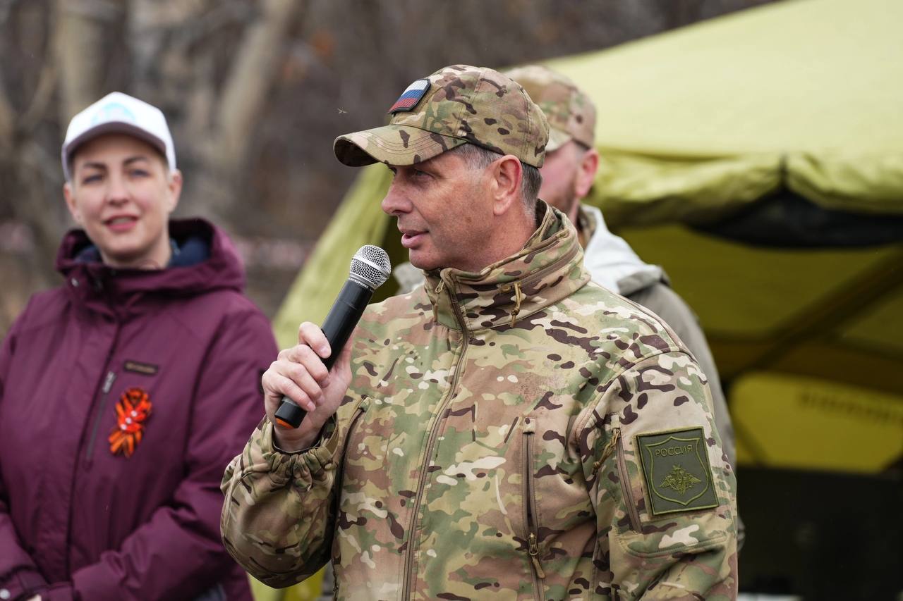 В краевом центре прошёл финальный этап соревнований «Полный вперед», военно-спортивной игры «Зарница» Сотрудники филиала Государственного фонда «Защитники Отечества» и ветераны боевых действий «Ассоциации ветеранов специальной военной операции» приняли участие в организации и проведении этапа «Военизированная полоса препятствий». В игре участвовали команды школьников в возрасте до 16 лет. «Ребята проявили себя на сто процентов, все молодцы! «Зарница» - прекрасный инструмент для развития дисциплины и патриотического воспитания, а также на развитие физической подготовки и волевых качеств подростков. Ждём результаты игры, их объявят 28 мая», - сказала заместитель руководителя по общественным проектам филиала фонда «Защитники Отечества» Ксения Кравцова. #камчатскийкрай #ЗащитникиОтечества