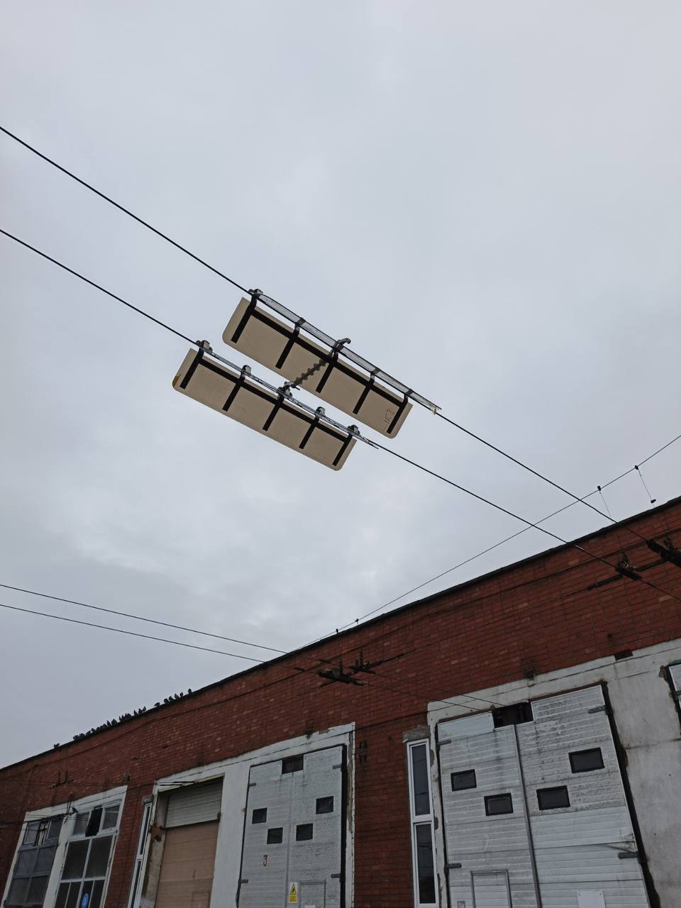 В Калининграде установили первые в городе ловушки для новых троллейбусов  «Пока троллейбусы Синара проходят обкатку в режиме движения по маршрутам городской сети и пусконаладочные процедуры, а также готовятся к выходу на линии, специалисты службы энергохозяйства АО «Калининград-ГорТранс» установили первые в городе ловушки для штанг новых троллейбусов», — рассказали в пресс-службе.  Пояснили, что ловушки служат для того, чтобы улавливать токоприёмники и направлять их на провода, когда троллейбус будет возвращаться под контактную сеть.  Фото: Telegram-канал АО «Калининград-ГорТранс»    КАСКАД Прислать новоcть