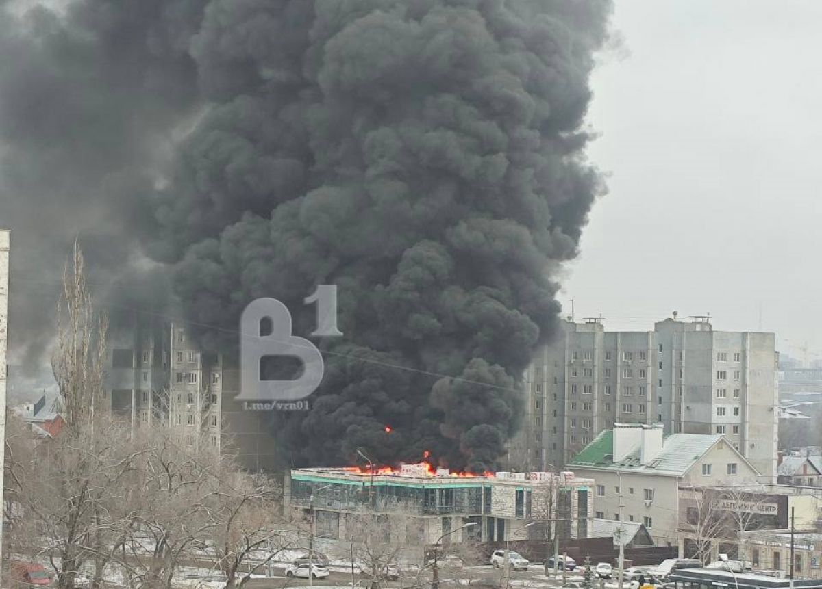 На Хользунова в Воронеже полыхает стройка     Пока никаких официальных данных от МЧС нет, но очевидцы сообщают, что загорелось строящееся здание на улице Хользунова.  ↗  Прислать новость   Подписаться