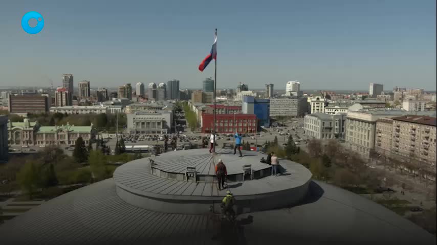 Копия Знамени Победы поднята над театром оперы и балета в Новосибирске