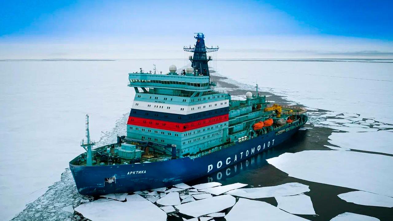 Балтийский завод ОСК завершил техобслуживание атомохода Арктика Судно направилось в Мурманск на базу Атомфлота Как сообщили в пресс службе ОСК обслуживание проводилось поэтапно сначала в сухом доке имени П И Велещинского Кронштадтского морского завода затем на территории Балтийского завода Специалисты выполнили осмотр и диагностику подводной части корпуса обновление антикоррозийного покрытия проверку и обслуживание рулевых устройств валопровода судовых систем и механизмов Фото ОСК Самые важные и оперативные федеральные новости в канале Вести в MAX