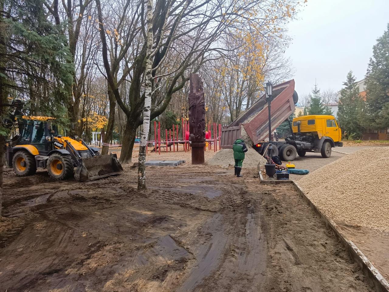 В парке Толстого в Брянске обновят детскую площадку и добавят новую зону для игр  Старая площадка с горками и тоннелями, прослужившая более десяти лет, будет отремонтирована, а рядом обустроят дополнительную игровую зону с прорезиненным покрытием. Это сделает площадку не только интересной, но и более безопасной для детей.  Работы по обустройству новой площадки идут полным ходом — уже установлены бордюры и подготовлены слои для укладки асфальта и резинового покрытия. Заместитель директора городского объединения парков культуры и отдыха Артем Цыбатов заявил, что на новой части площадки появится горка, турники для любителей воркаута, пара каруселей для совсем маленьких посетителей парка.   Обновление завершится в декабре.