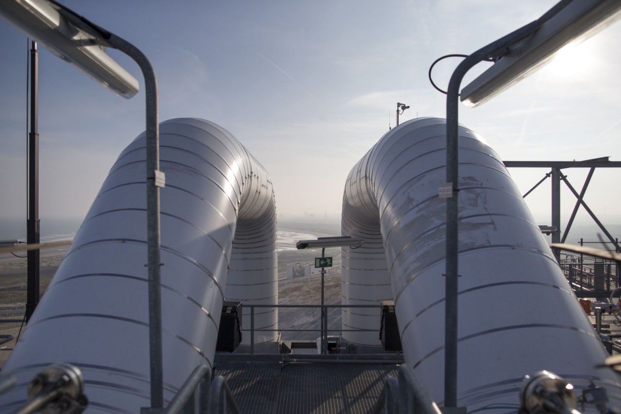 Новый газопровод свяжет Израиль и Кипр Греческая энергетическая компания Energean и кипрская Power Energy Cyprus PEC договорились о проработке проекта строительства подводного газопровода который соединит исключительную экономическую зону Израиля с Кипром Трубопровод свяжет израильское газовое месторождение Кариш где Energean эксплуатирует плавучую установку по добыче хранению и отгрузке углеводородов с энергетическим хабом Василикос на южном побережье Кипра Конечным потребителем топлива станет электростанция которую PEC в настоящее время возводит в районе Василикоса Предварительные расчеты показывают что природный газ поставляемый по прямому газопроводу может обходиться на 30 40 дешевле в сравнении с регазифицированным сжиженным природным газом СПГ который изначально планировалось закупать для терминала в Василикосе заявил глава PEC Йоргос Хрисохос Подписанный меморандум открывает путь для детального проектирования газопровода и проведения необходимых экспертиз Стороны приступят к проработке технико экономического обоснования в ближайшие месяцы Проект газопровода стал альтернативным решением на фоне проблем с сооружением терминала для импорта СПГ в Василикосе Летом 2023 года китайский консорциум CPP Metron Consortium Ltd досрочно вышел из контракта на его строительство сославшись на невыполнение финансовых обязательств со стороны кипрских партнеров